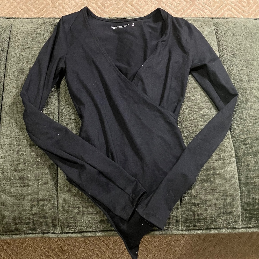 EUC Women’s Abercrombie Black Long Sleeve Soft AF Faux Wrap Bodysuit XXS - Picture 2 of 6